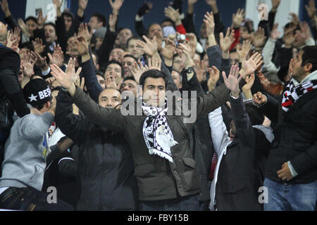 FC Besiktas Fans zeigen Sie ihre Unterstützung während der UEFA Europa League Spiel gegen den FC Dynamo Kyiv Stockfoto