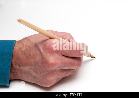 Mann, hält einen Kalligraphie-Pinsel mit Raum zum Hinzufügen von text Stockfoto