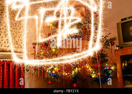 Foto von einem Weihnachtsbaum mit Verzögerung und Wirkung von bengalischen Lichtern. Stockfoto