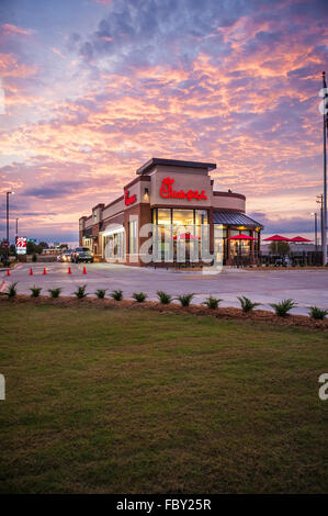 Chick-Fil-A-Restaurant mit Frühstück Drive-in-Verkehr bei Sonnenaufgang in Muskogee, Oklahoma. Stockfoto