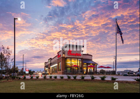 Chick-Fil-A-Restaurant mit Frühstück Drive-in-Verkehr bei Sonnenaufgang in Muskogee, Oklahoma. Stockfoto