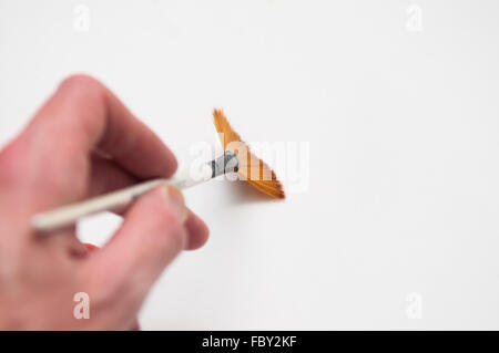 Mann mit einem Kalligraphie-Pinsel mit Raum zum Hinzufügen von text Stockfoto