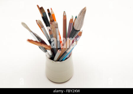 Auswahl von Künstler-Tools auf einem Tisch Stockfoto