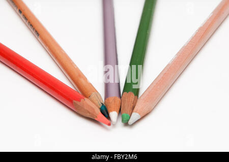 Fünf Buntstiften auf einem weißen Hintergrund angeordnet Stockfoto