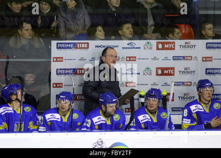 Kiew, UKRAINE - 18. Dezember 2010: Der Cheftrainer der Ukraine David Lewis (C) blickt auf in Prime Euro Hockey Challenge Spiel gegen Kasachstan am 18. Dezember 2010 in Kiew, Ukraine Stockfoto