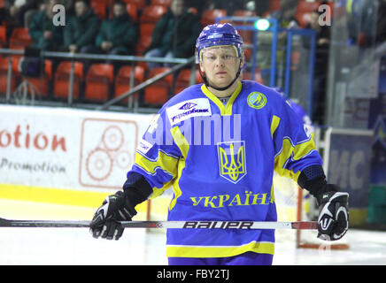 Kiew, UKRAINE - 18. Dezember 2010: Volodymyr Aleksyuk der Ukraine blickt auf in Prime Euro Hockey Challenge Spiel gegen Kasachstan am 18. Dezember 2010 in Kiew, Ukraine Stockfoto