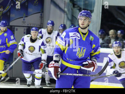 Kiew, UKRAINE - 18. Dezember 2010: Sergiy Chernenko der Ukraine blickt auf in Prime Euro Hockey Challenge Spiel gegen Kazakhst Stockfoto