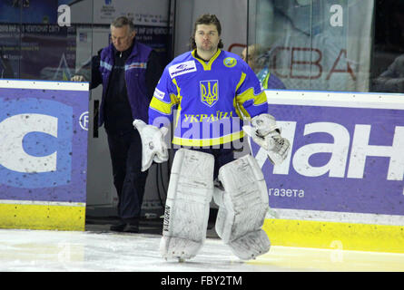 Kiew, UKRAINE - 18. Dezember 2010: Torhüter Igor Karpenko der Ukraine blickt auf in Prime Euro Hockey Challenge Spiel gegen Kasachstan am 18. Dezember 2010 in Kiew, Ukraine Stockfoto