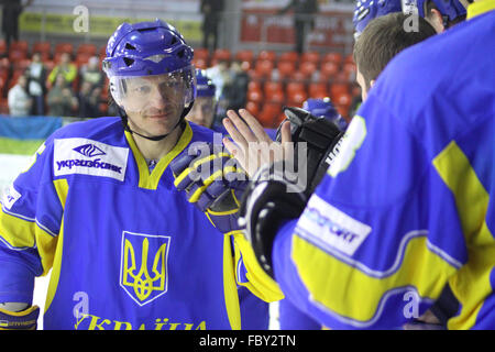 Kiew, UKRAINE - 18. Dezember 2010: Ukraine-Team feiert nach Vitaly Litwinenko (L) ein Tor erzielt, während Prime Euro Hockey Challenge Spiel gegen Kasachstan am 18. Dezember 2010 in Kiew, Ukraine Stockfoto