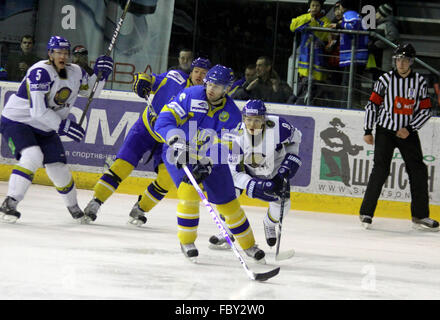 Kiew, UKRAINE - Dezember 18: Prime Euro Hockey Challenge Spiel zwischen der Ukraine und Kasachstan am 18. Dezember 2010 in Kiew, Ukraine Stockfoto