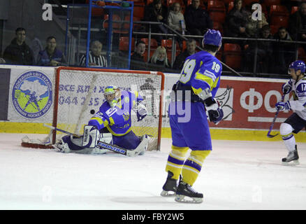 Kiew, UKRAINE - Dezember 18: Torwart Kostyantin Simchuk der Ukraine verteidigen ihr Netz während Prime Euro Hockey Challenge Spiel gegen Kasachstan am 18. Dezember 2010 in Kiew, Ukraine Stockfoto