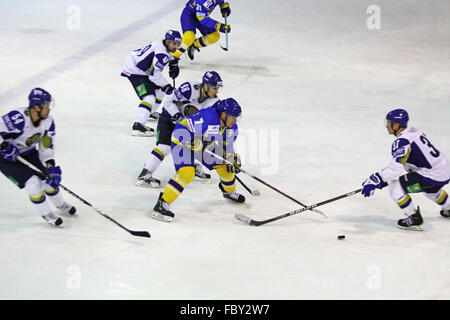 Kiew, UKRAINE - Dezember 18: Prime Euro Hockey Challenge Spiel zwischen der Ukraine und Kasachstan am 18. Dezember 2010 in Kiew, Ukraine Stockfoto