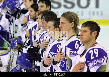 Kiew, UKRAINE - 18. Dezember 2010: Kasachstan Eishockey Nationalmannschaft hören das Lied nach Prime Euro Hockey Challenge-Spiel gegen die Ukraine am 18. Dezember 2010 in Kiew, Ukraine Stockfoto