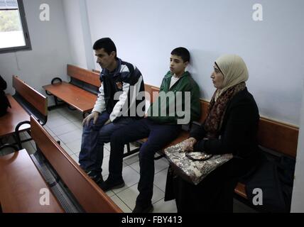 Jerusalem, Palästina. 19. Januar 2016. Ahmed Manasra, ein 13-Year-Old Palästinenser sitzt neben seinem Vater und Tante, wie er vor einer Gerichtsverhandlung vor dem Amtsgericht in Jerusalem am 19. Januar 2016 wartet. Israelische Polizei haben Manasra, zusammen mit seinem Cousin 15-Year-Old, der Angriff auf einen 13 Jahre alten israelischen jungen am 12. Oktober 2015 in Pisgat Zeeva jüdische Siedlung beschuldigt. Bildnachweis: Muammar Awad/Xinhua/Alamy Live-Nachrichten Stockfoto