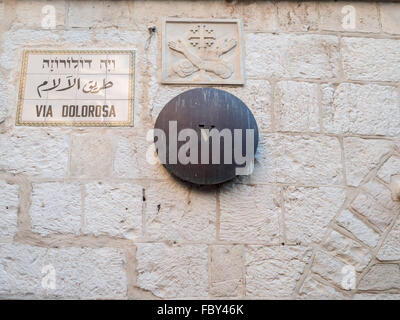 Via Dolorosa fünfte Station Schild an der Wand Stockfoto