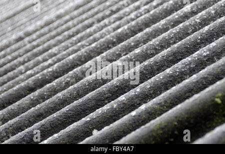 gewellten Asbest-Zement-Platten Stockfoto