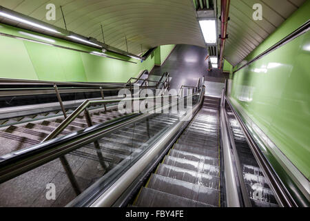 Madrid Spanien, Europa Europa, Spanien, Chamberi, Alonzo Martinez Metro Station, U-Bahn, Zug, Rolltreppe, nach unten, Treppen Treppe, Spanien150707003 Stockfoto