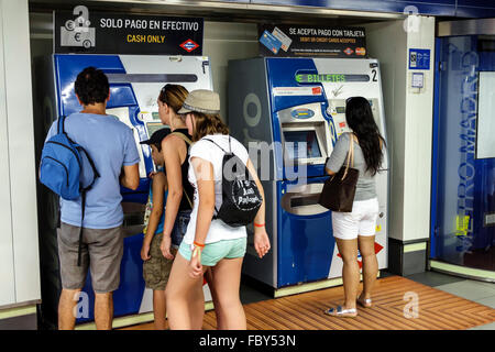 Spanien, Europa, Europa, Spanisch, Hispanic Ethnic Madrid, Centro, Opera Metro Station, U-Bahn, Englisch, Schild, zweisprachig, Bargeld, Fahrpreis, Verkaufsautomat, Familie Stockfoto