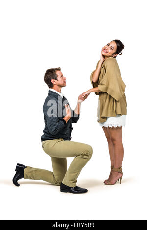 Mann schlägt Frau kniend Stockfoto