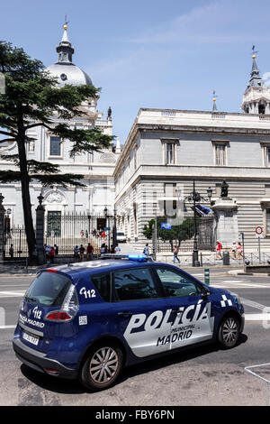 Madrid Spanien, Europa europäisch, spanisch, Centro, Catedral Santa Maria la Real de La Almudena, Kathedrale, katholisch, Religion, policia, Polizei, Offizier, Fahrzeug, Auto Stockfoto