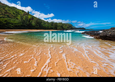 Sand und Surfen am Lumahai Beach, Insel Kauai, Hawaii Stockfoto
