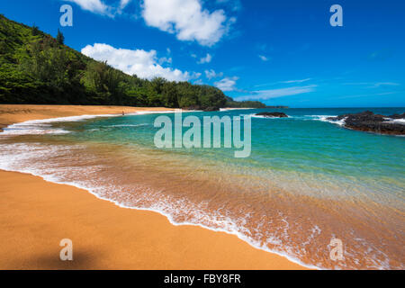 Sand und Surfen am Lumahai Beach, Insel Kauai, Hawaii Stockfoto