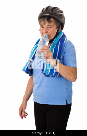 Ältere Frau mit Helm zu trinken Stockfoto