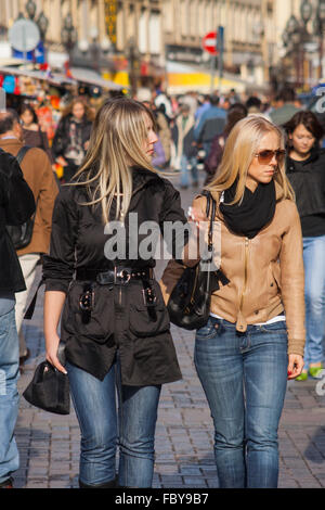 Junge russische Frauen in der Arbat Street, Moskau, Russland Stockfoto