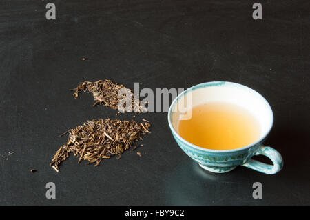 Grüner Tee Bancha - makrobiotische Getränk für Naturkost und gesunde Stockfoto