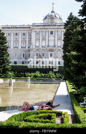 Madrid Spanien, Europa Europa, Spanien, Centro, Jardines de Sabatini, Gärten, Palacio Real de Madrid, Königspalast, Außenansicht, Spanien150707081 Stockfoto