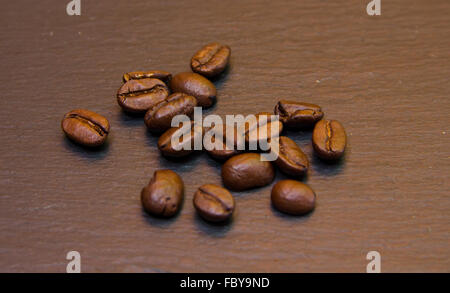 Kaffeebohnen Schiefer oben gesehen in der Nähe Stockfoto