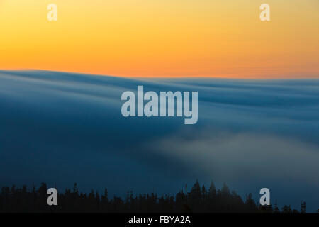 Amd Nebelwolken über Queen Charlotte Strait gesehen von Vancouver Island, British Columbia, Kanada. Stockfoto