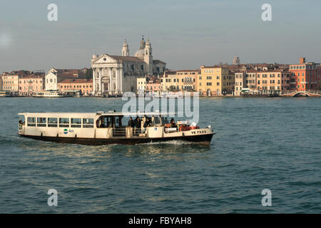 Eine Vaporetto in der Giudecca Kanal mit der Gesuati-Kirche auf dem Hintergrund in Venedig Stockfoto