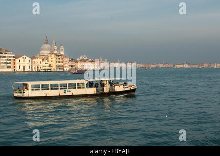 Ein vaporetto in den Giudecca Kanal in Venedig Stockfoto