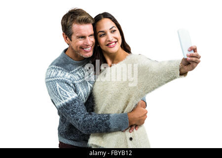 Glückliches Paar warme Kleidung nehmen Selfie tragen Stockfoto