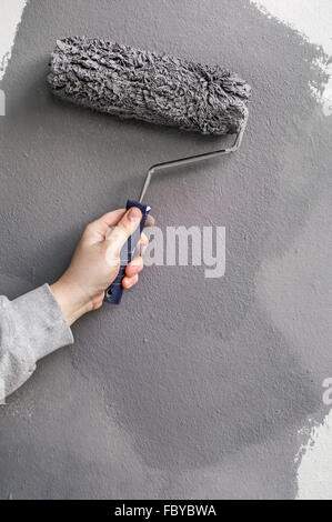 Weiße Fassaden Malerei mit Farbroller - hand anwenden Stockfoto