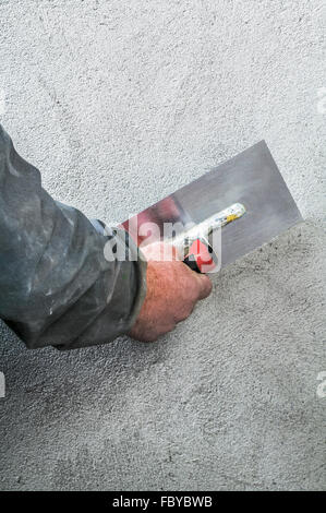 Weiße Fassaden Malerei mit Farbroller - hand anwenden Stockfoto