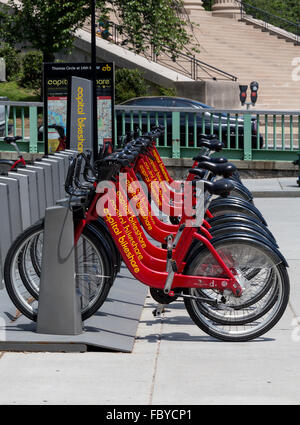 Reihe von leuchtend roten Fahrräder in Capital Bikeshare Stockfoto