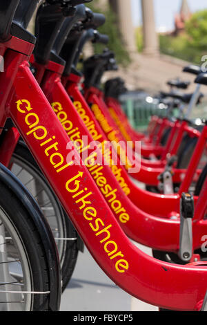 Reihe von leuchtend roten Fahrräder in Capital Bikeshare Stockfoto