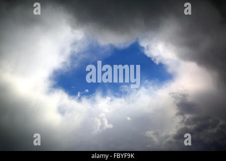 Loch in den Wolken Stockfoto