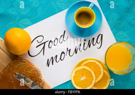 Guten Morgen mit Orangensaft, Brot und Marmelade, Kaffee Stockfoto