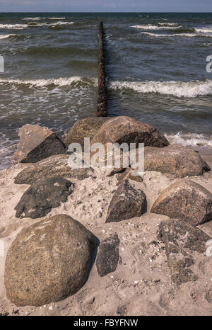 Hiddensee - Steinen am Strand Stockfoto