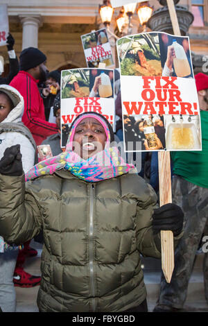 Lansing, Michigan - Arbeit und Gemeinschaft Aktivisten Streikposten Gouverneur Rick Snyder jährlichen Rede zur Lage der Staat, fordern ihn zum Rücktritt wegen des Staates Handhabung der Wasserkrise in Flint. Bildnachweis: Jim West/Alamy Live-Nachrichten Stockfoto
