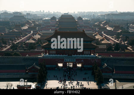 Blick auf das Tor von der Verbotenen Stadt, Peking von Wanchun Pavillon in Jingshan Park Stockfoto