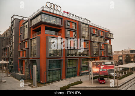 Audi China Headquarters in Chaoyang District von Peking mit Audi Poster und A1 Auto Stockfoto