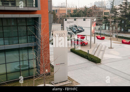 Audi China Headquarters in Chaoyang District von Peking mit Audi Poster und A1 Auto Stockfoto