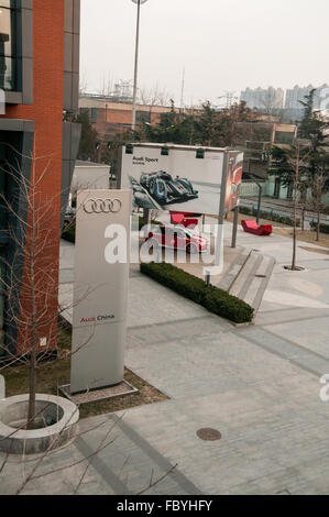 Audi China Headquarters in Chaoyang District von Peking mit Audi Poster und A1 Auto Stockfoto