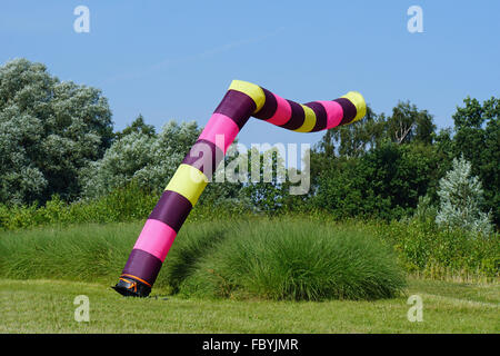 bunte Drachen in den blauen Himmel fliegen Stockfoto