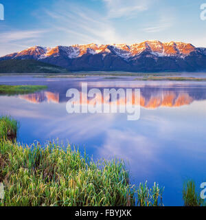 sonnenaufgang über dem Wittgeon Teich an Red Rock Seen National Wildlife Refuge unterhalb der hundertjährigen Berge in der Nähe von Lakeview, montana Stockfoto