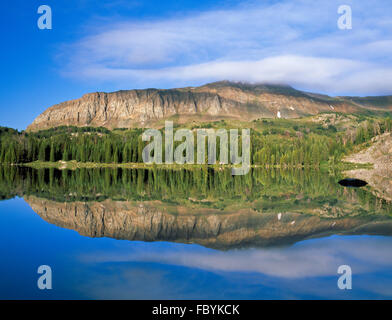 Schaf Berg spiegelt sich in der Runde See im Bereich Beartooth nahe Cooke City, montana Stockfoto